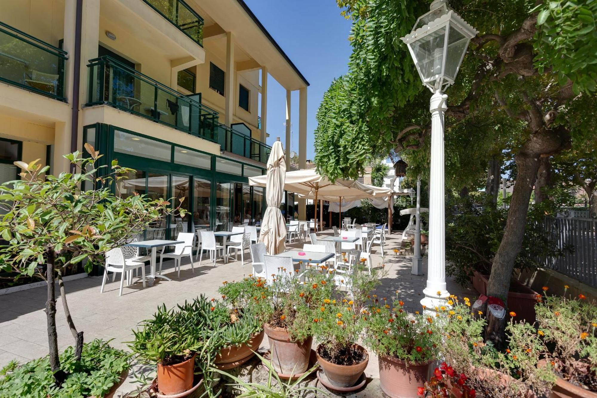 Hotel Gadames - Lunch On The Beach Cervia Esterno foto